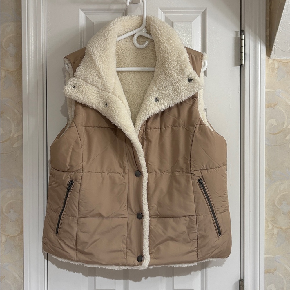 Lucky Brand Reversible Cream Sherpa/Tan Polyester Vest - Picture 2 of 12